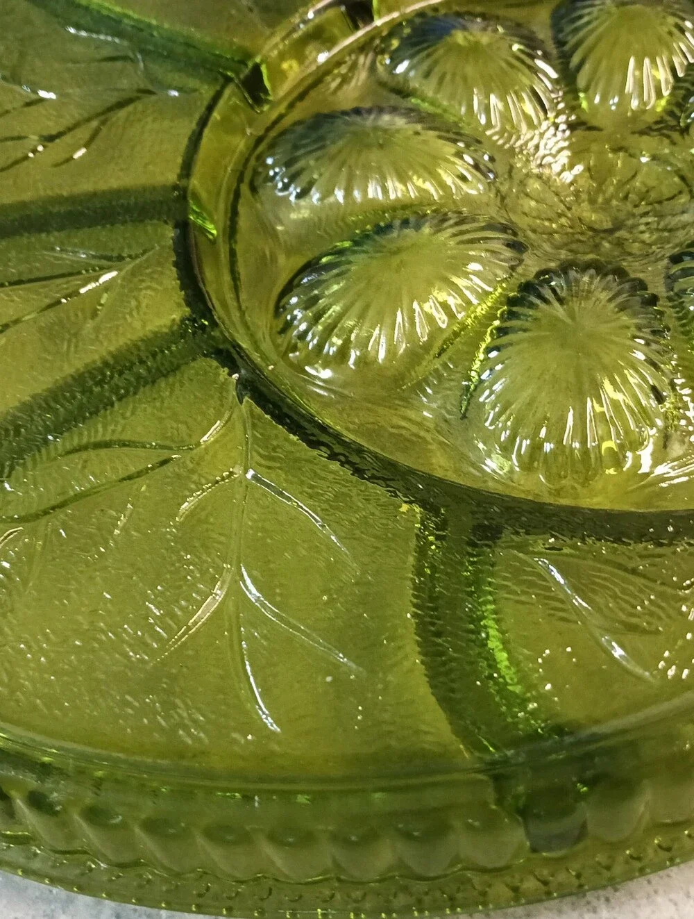 Like New Vintage Indiana Glass Large Hors d'oeuvres/Egg Avocado Green Serving Di